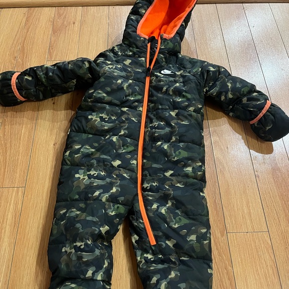 Size 18 Month boy snow suit. Hands and feet have flaps - Picture 2 of 6